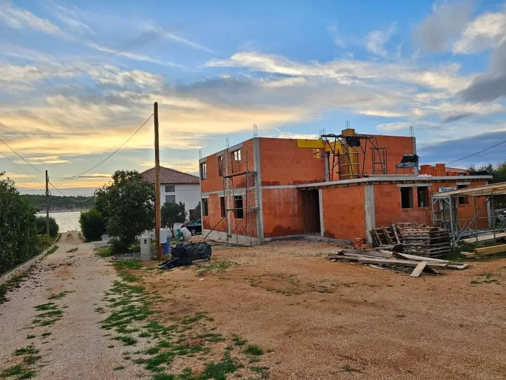 Maison et environs; nécessite rénovation