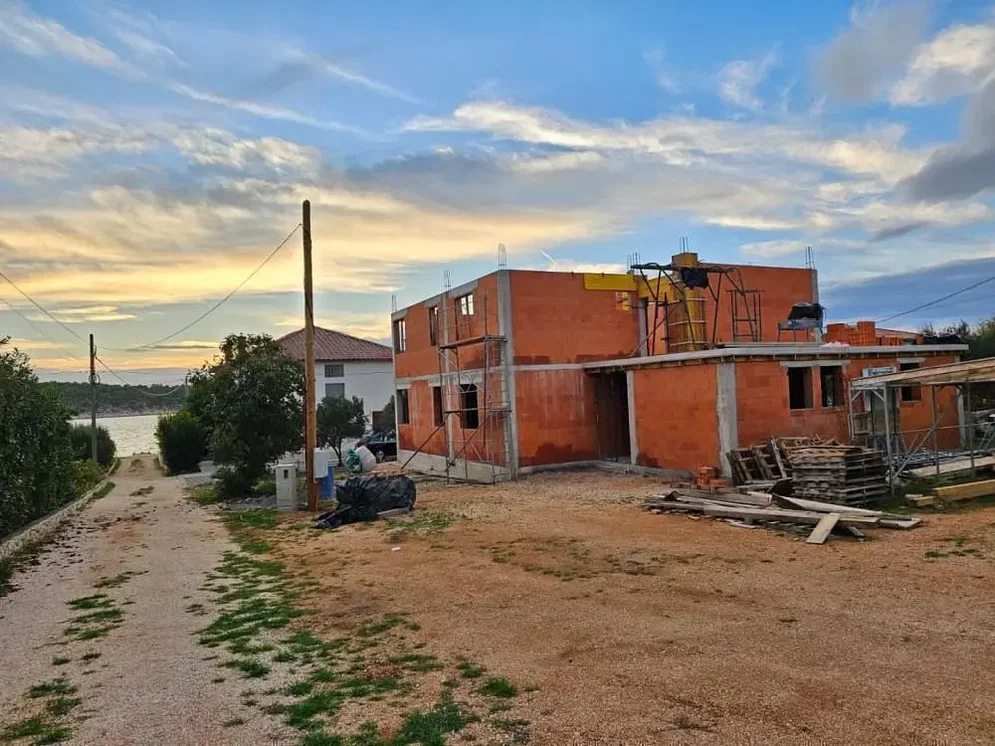 Maison et environs; nécessite rénovation