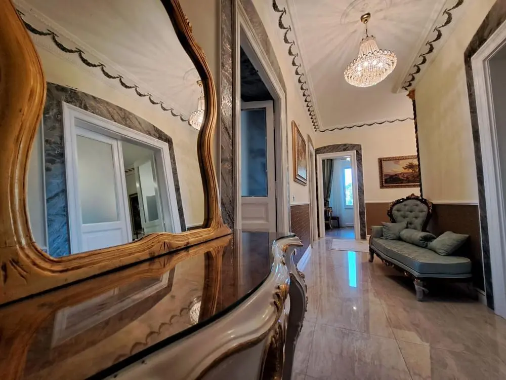 Komora; rustikální styl, dřevěné trámy, vysoké stropy, přirozené světlo