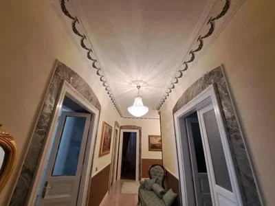 Komora; vysoké stropy, dřevěné trámy