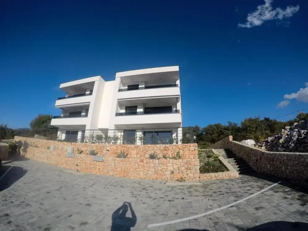 Dům a okolí; výhled, vysoké stropy