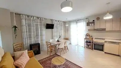 Obývací pokoj; přirozené světlo, krb, kuchyňské spotřebiče