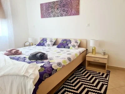 Ložnice; přirozené světlo, moderní styl