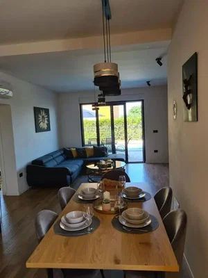 Obývací pokoj; dřevěná podlaha, přirozené světlo, moderní styl