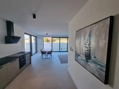 Kuchyně; dlažba, výhled