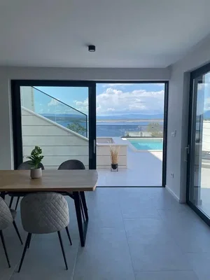 Jídelna; výhled, dlažba, přirozené světlo