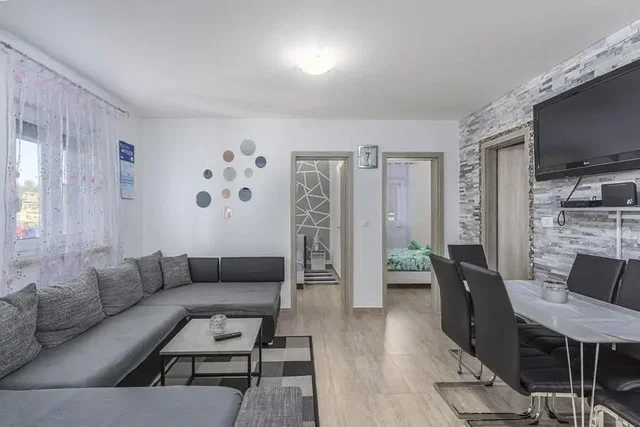 Obývací pokoj; přirozené světlo, moderní styl, dřevěná podlaha