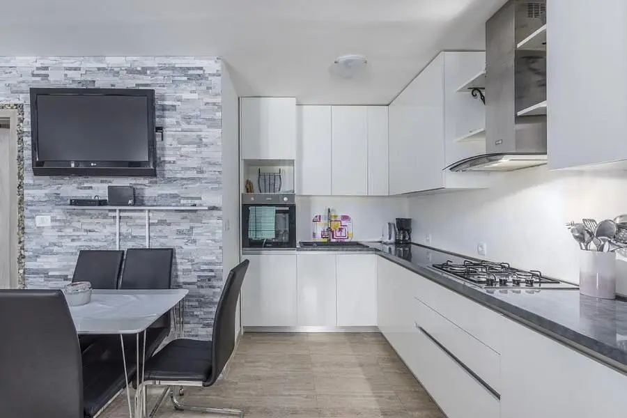 Kuchyně; kuchyňské spotřebiče, dlažba