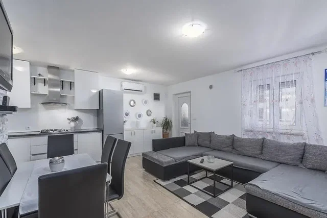 Obývací pokoj; kuchyňské spotřebiče, přirozené světlo, moderní styl
