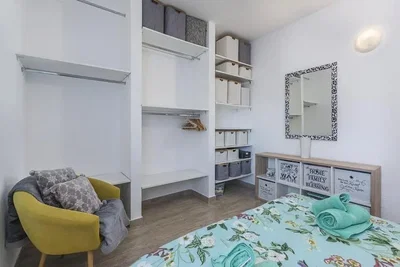 Ložnice; dřevěná podlaha, přirozené světlo, moderní styl