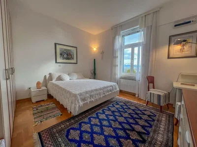 Ložnice; přirozené světlo, moderní styl