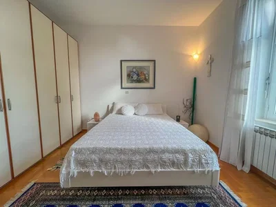 Ložnice; dřevěná podlaha, přirozené světlo