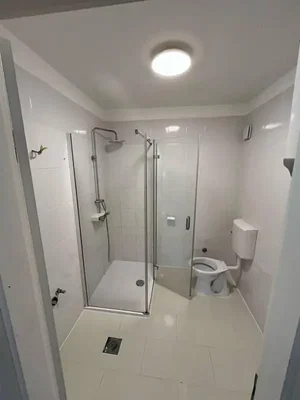 Badezimmer; fliesenboden, tageslicht, renoviert