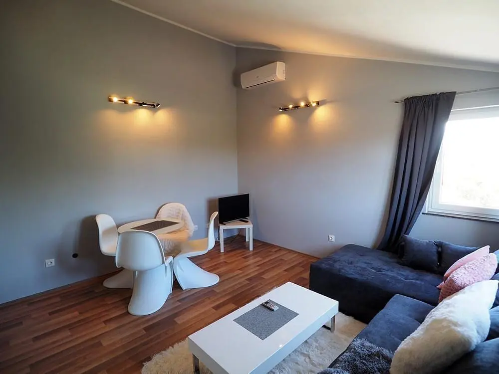 Wohnzimmer; holzboden, tageslicht, moderner stil