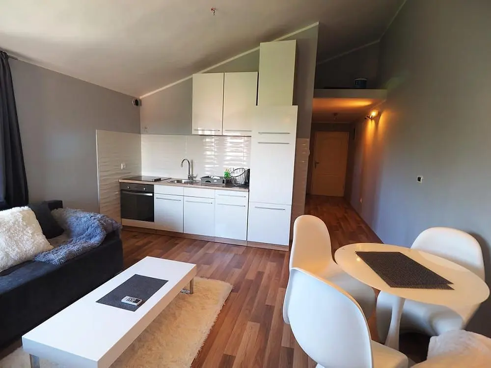 Wohnzimmer; holzboden, tageslicht, moderner stil