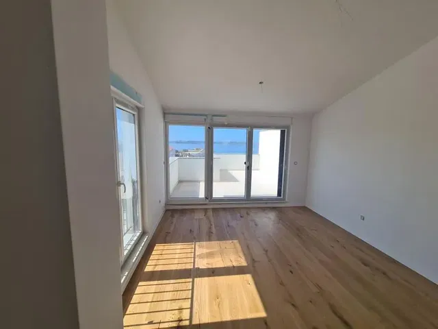 Salon; vue, parquet, lumière naturelle