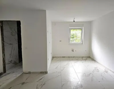 Ostatní; dlažba, přirozené světlo, nutná rekonstrukce