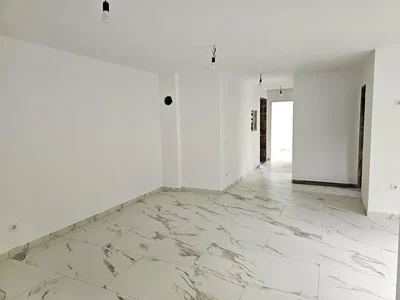 Ostatní; dlažba, přirozené světlo