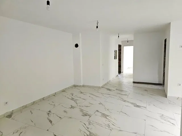 Ostatní; dlažba, přirozené světlo