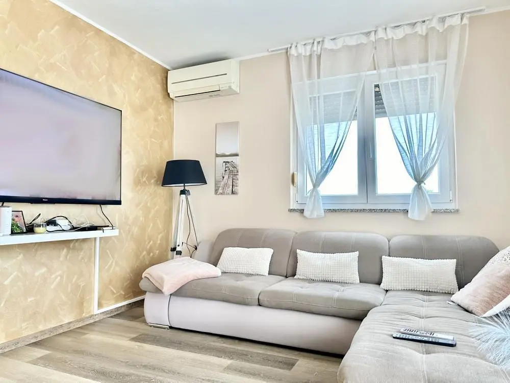 Obývací pokoj; přirozené světlo, moderní styl, dřevěná podlaha