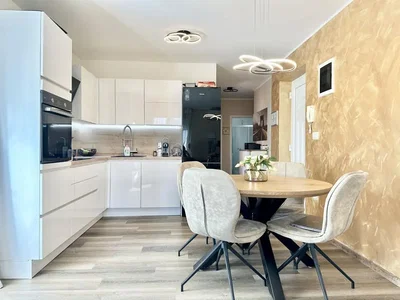 Kuchyně; kuchyňské spotřebiče, přirozené světlo, moderní styl, dřevěná podlaha