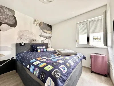 Ložnice; přirozené světlo, moderní styl