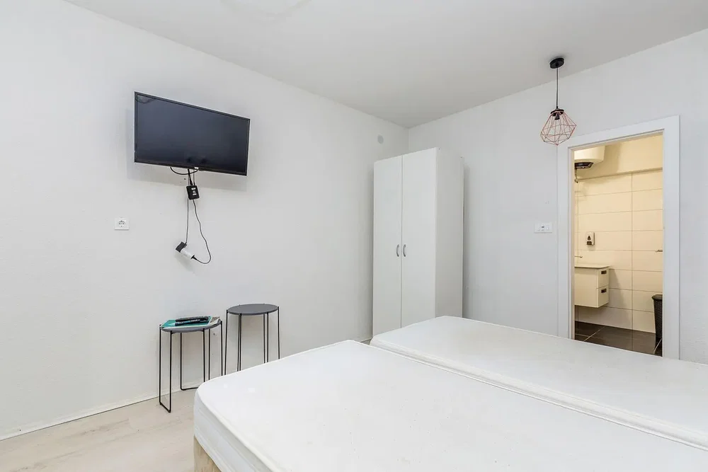 Ložnice; přirozené světlo, moderní styl