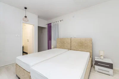 Ložnice; přirozené světlo, moderní styl