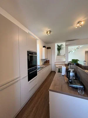 Küche; küchengeräte, tageslicht, moderner stil