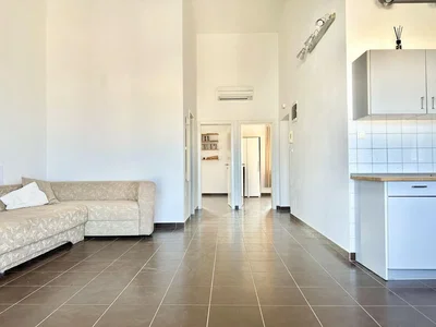 Obývací pokoj; dlažba, přirozené světlo