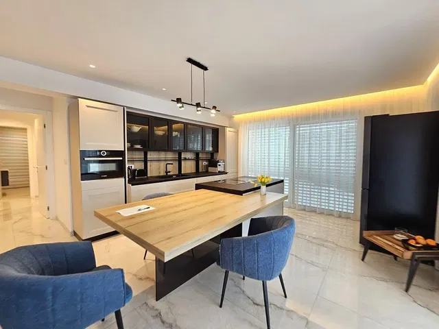 Cocina; suelo de baldosas, luz natural, estilo moderno, electrodomésticos