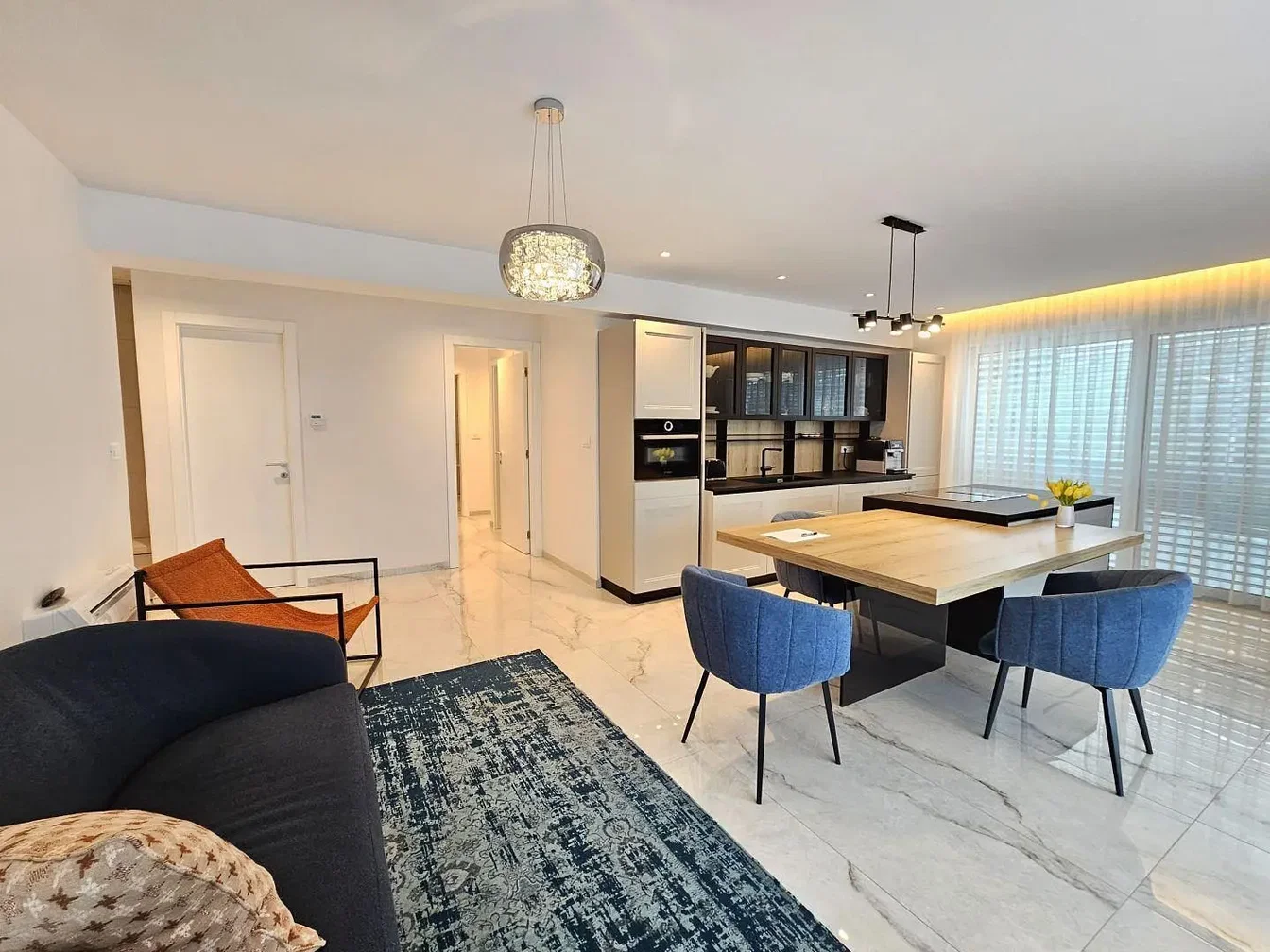 Wohnzimmer; moderner stil, küchengeräte, tageslicht, fliesenboden, renoviert