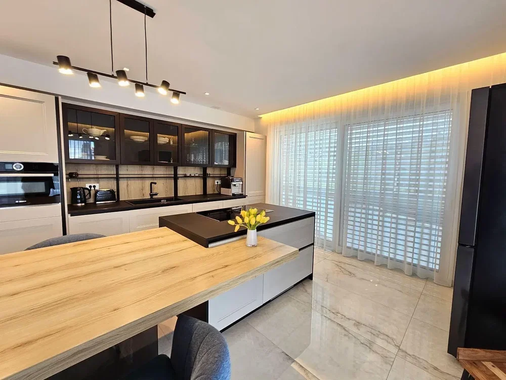 Küche; küchengeräte, tageslicht, moderner stil, fliesenboden, renoviert