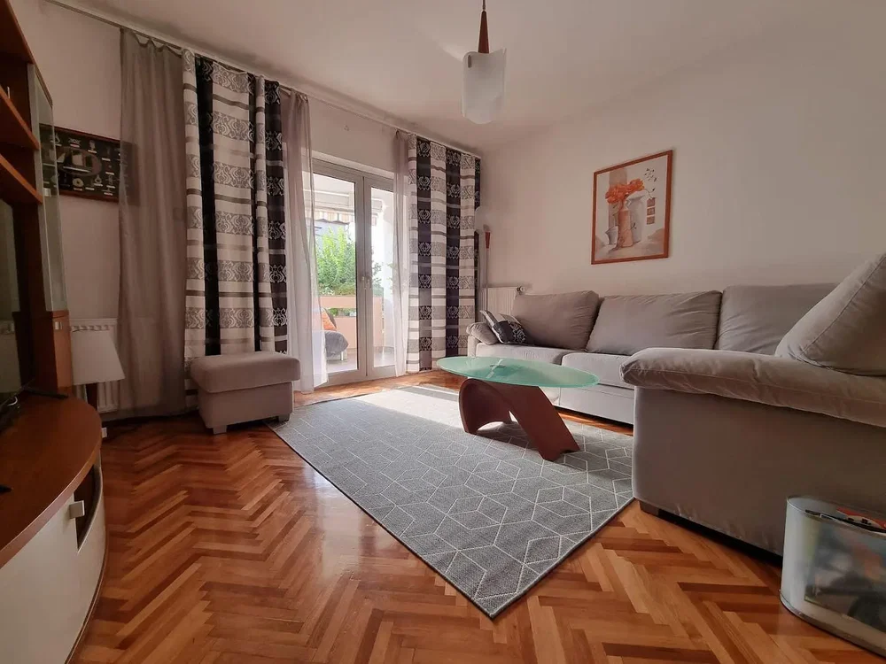 Obývací pokoj; dřevěná podlaha, přirozené světlo, moderní styl, výhled