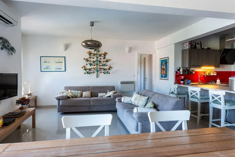 Obývací pokoj; dlažba, přirozené světlo, moderní styl