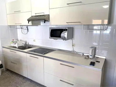 Kuchyně; kuchyňské spotřebiče, dlažba, po rekonstrukci, přirozené světlo