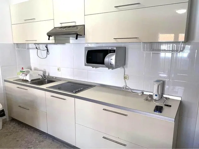 Kuchyně; kuchyňské spotřebiče, dlažba, po rekonstrukci, přirozené světlo