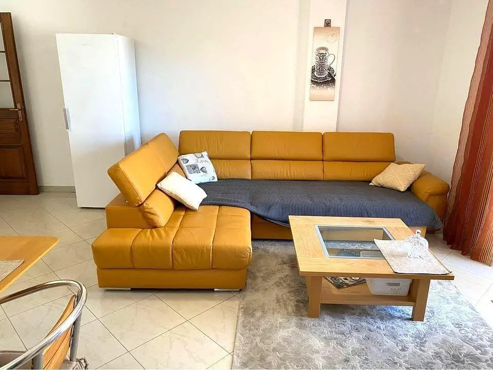 Obývací pokoj; dlažba, přirozené světlo, moderní styl