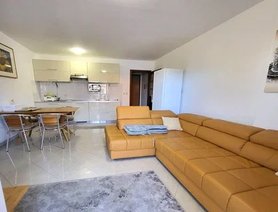Obývací pokoj; dlažba, kuchyňské spotřebiče, přirozené světlo