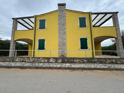 Dům a okolí
