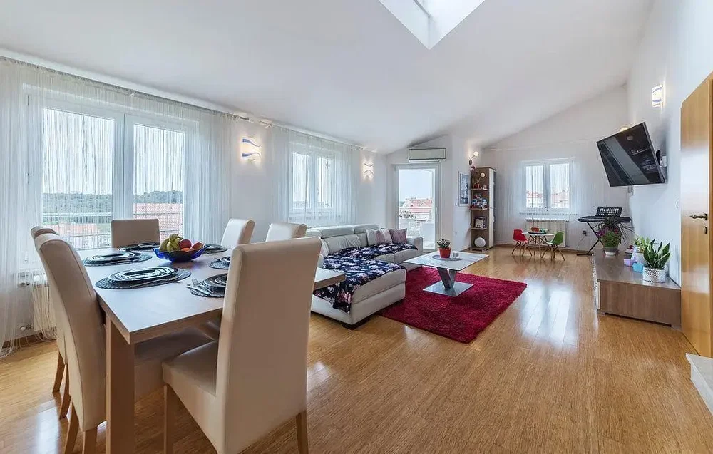 Wohnzimmer; tageslicht, moderner stil, holzboden