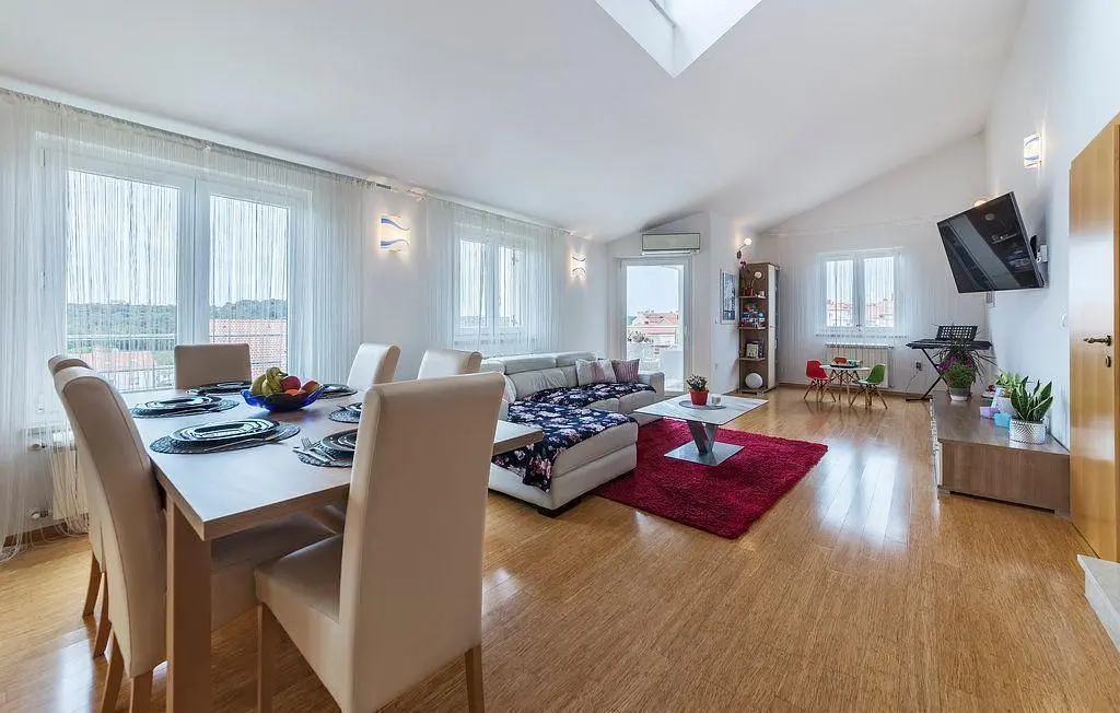 Wohnzimmer; tageslicht, moderner stil, holzboden