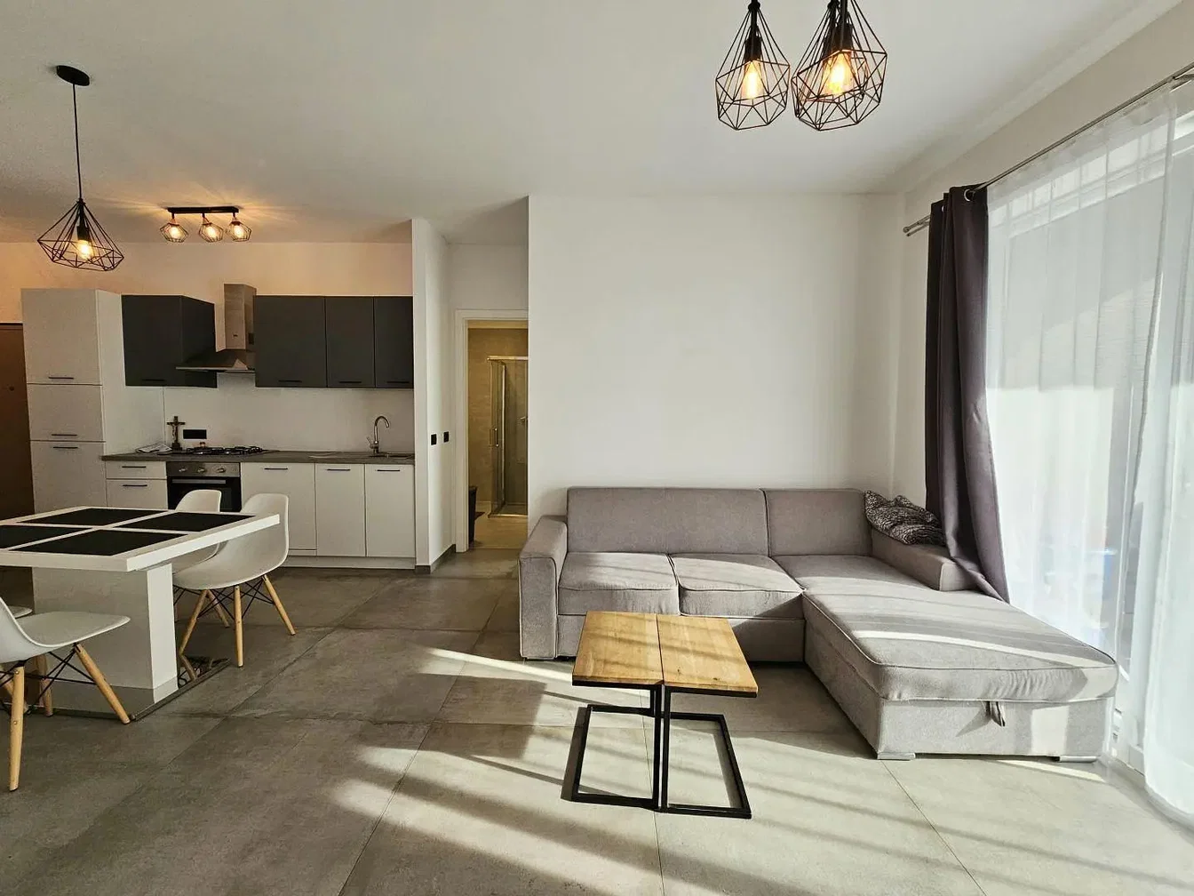 Wohnzimmer; tageslicht, moderner stil, fliesenboden