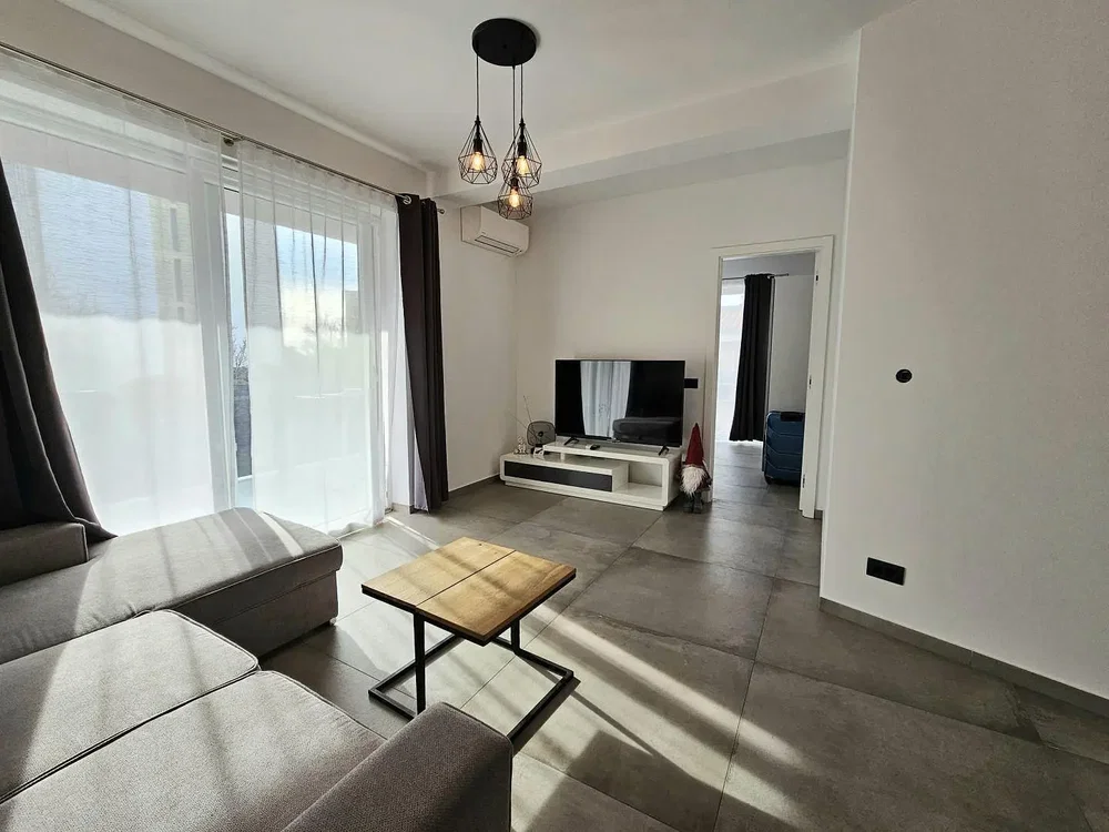 Wohnzimmer; tageslicht, fliesenboden, moderner stil