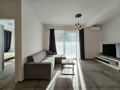 Wohnzimmer; tageslicht, fliesenboden, moderner stil