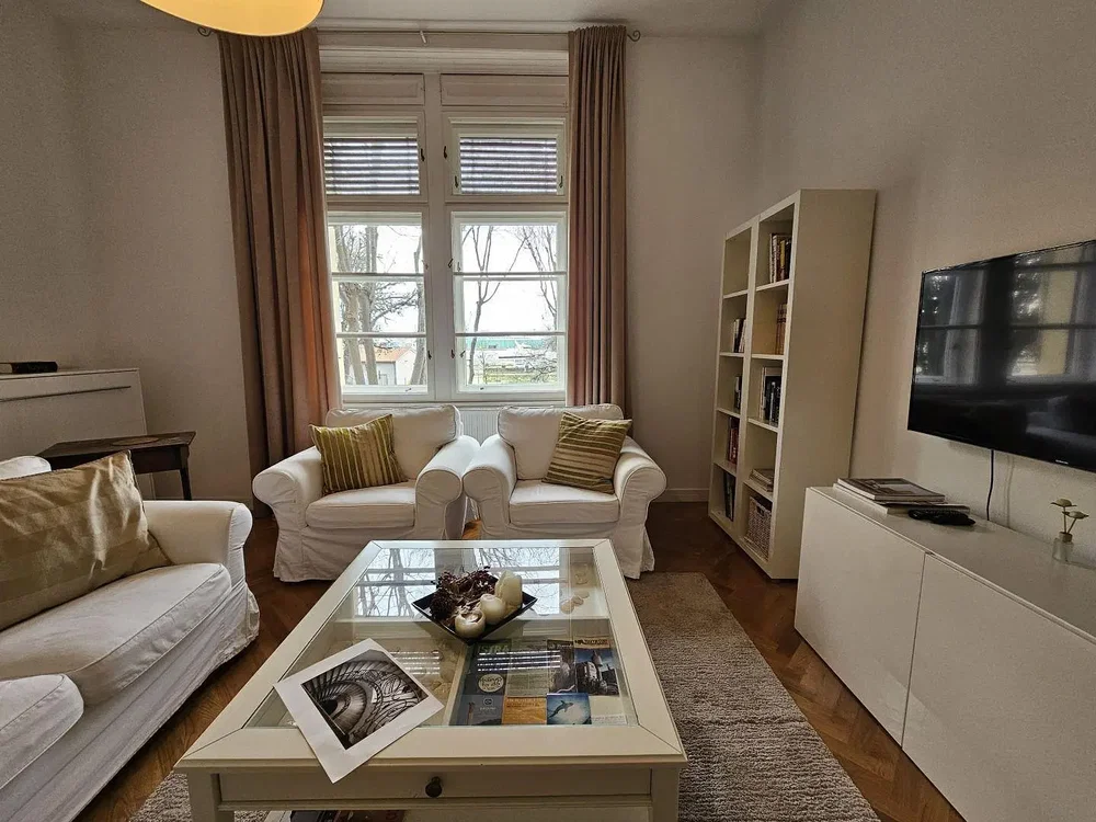 Obývací pokoj; přirozené světlo, dřevěná podlaha, moderní styl