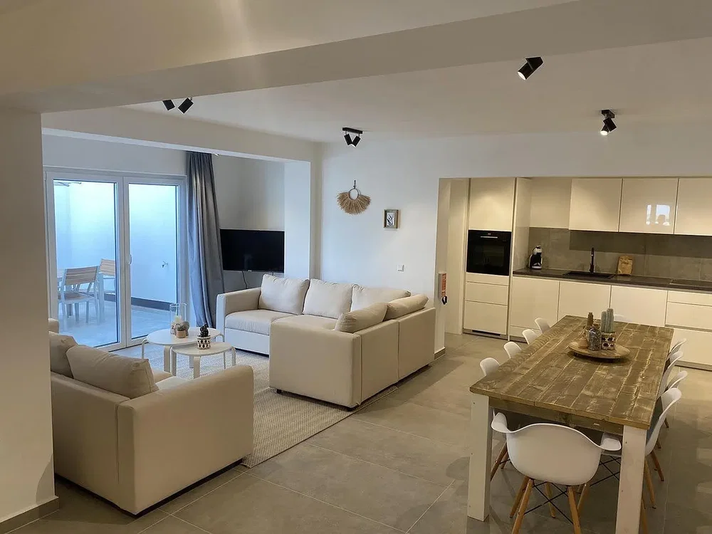 Obývací pokoj; výhled, dlažba, přirozené světlo, moderní styl
