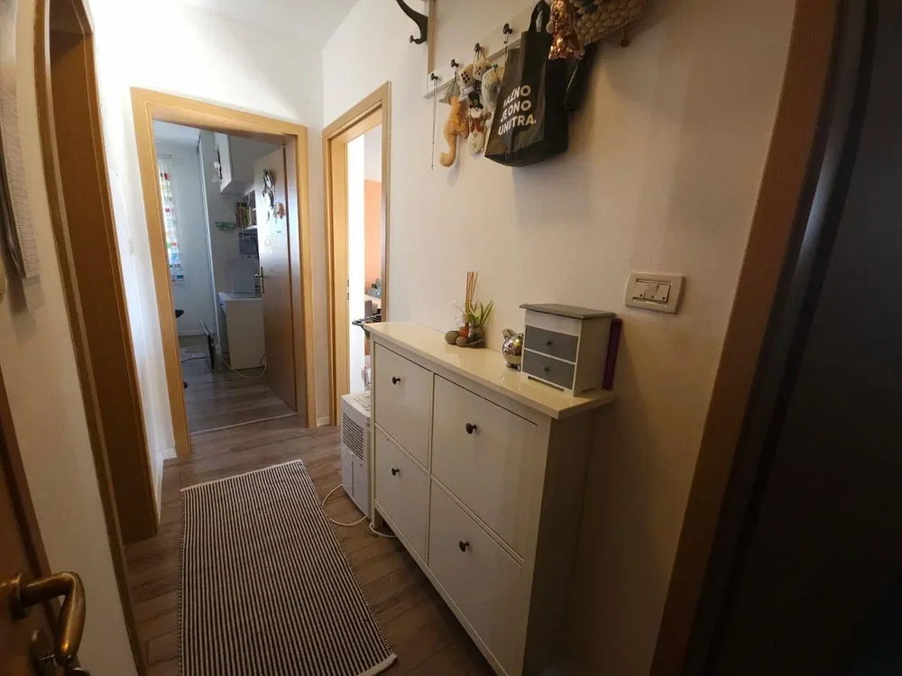 Vestuario; suelo de madera, luz natural