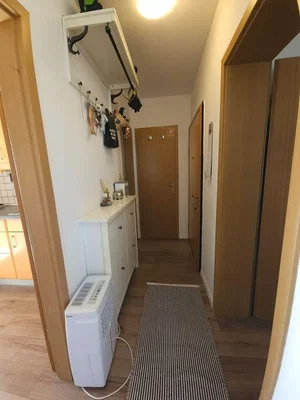 Vestuario; suelo de baldosas, suelo de madera