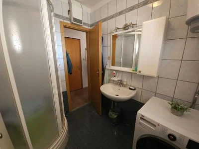 Baño; suelo de baldosas, luz natural, renovado